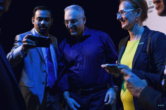 Neri, here posing for a selfie with Discover attendees, has been вођење културне смене у компанији ХПЕ коју су направили Нери и бивши извршни директор  Meg Whitman.