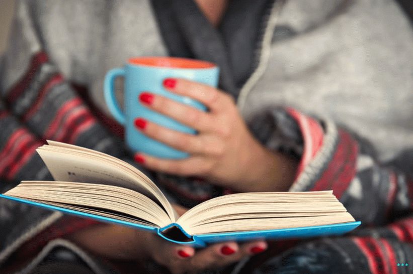 Сточна фотографија деке умотане у ћебе која чита књигу.