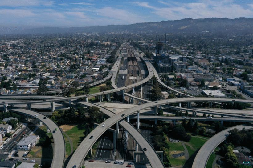 Саобраћај се креће кроз раскрсницу дуж Интерстате 580 25. јула 2019. у Оакланду у Калифорнији.